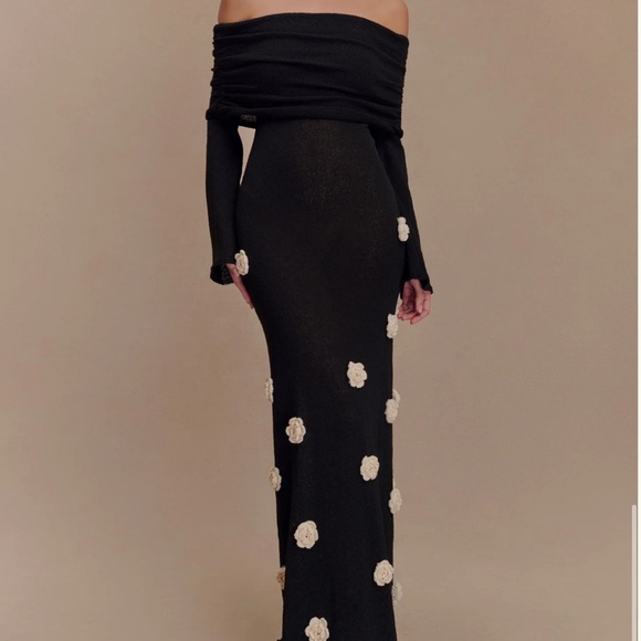 Elegant Black Off-Shoulder Dress with Floral Accents - Picture 5 of 6